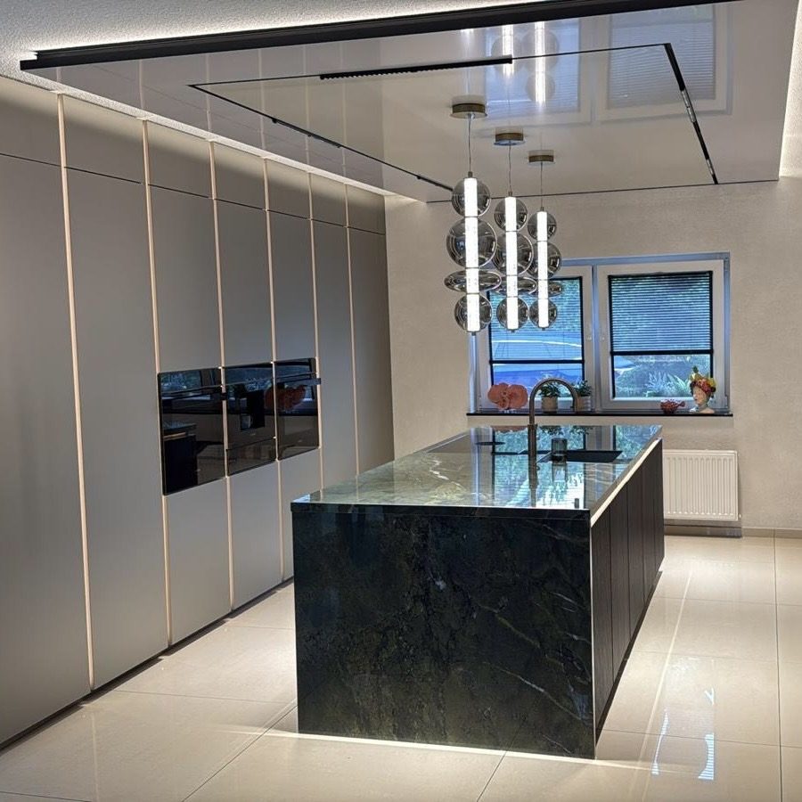 Hochglanz-Spanndecke mit LED-Lichtlinien und Design-Hängeleuchte über der Kücheninsel