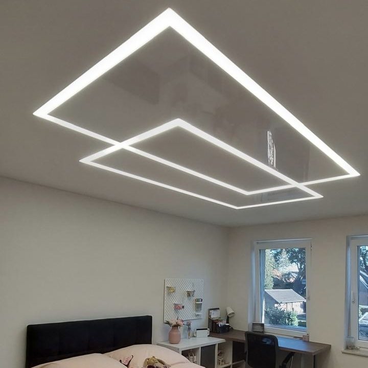 Weiße Hochglanz-Spanndecke mit geometrischen LED-Lichtrahmen im Schlafzimmer